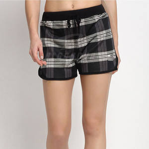 Pantalones cortos de entrenamiento de yoga cómodos para mujeres diseñados con tela elástica y bolsillos seguros Pantalones cortos para mujeres - Product Image 2