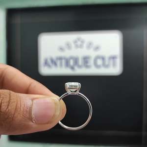 Bague de fiançailles solitaire en diamant taille émeraude certifié IGI 5,50 carats avec monture en platine, couleur D-E-F, clarté VVS-VS - Product Image 2