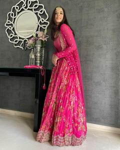 Juego de Lehenga Choli de estilo indio y pakistaní de diseñador en material de viscosa Georgette con impresionantes detalles de lentejuelas bordadas - Product Image 2