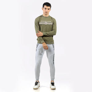 เสื้อสเวตเตอร์คอกลมสำหรับผู้ชายสีเขียวมะกอกผ้าฟลีซนุ่มปักโลโก้ด้านหน้าผลิตตามสั่งสำหรับฤดูหนาว - Product Image 2