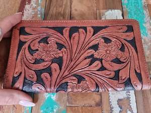 Cartera de mano y billetera bifold de cuero genuino para mujer, estilo bohemio vintage, hecha a mano, con protección RFID y cremallera, para moda occidental. - Product Image 2