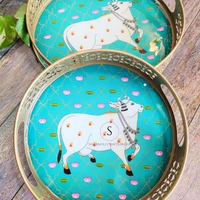 Nouvelle arrivée 2025 Designer Big Tasy Pichwi imprimé plateau en laiton ensemble de 2 pièces vache motif Designer Thali pour le retour des cadeaux de faveur