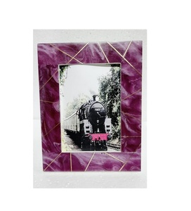 Cadre photo moderne en résine marbrée violette avec incrustation en laiton doré – Cadre photo rectangulaire géométrique pour table, pour la décoration de la maison - Product Image 1