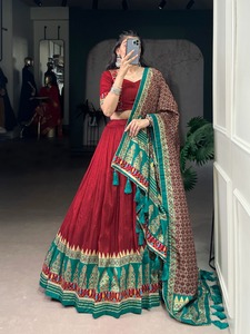 Lehenga Choli exclusif en soie Tasar lourde, imprimé avec des motifs en feuille et des travaux de miroir réel Gamthi avec une touche de dentelle, pour la vente en gros - Product Image 5