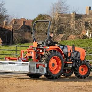 Tracteur agricole Kubota LA1055 avec quatre roues motrices design compact et système de levage hydraulique fiable - Product Image 6