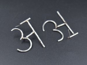 Bijoux de luxe Boucles d'oreilles pour femmes Boucles d'oreilles Lettre hindi Bijoux plaqués or pour femmes et filles - Product Image 4