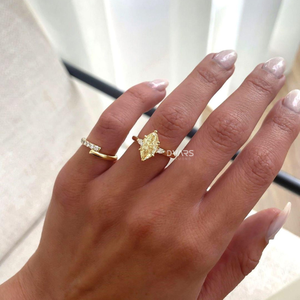 Bague de fiançailles élégante et tendance en diamant de laboratoire de forme marquise, jaune fantaisie, clarté VVS, certifiée IGI, or blanc, or rose, jaune - Product Image 1