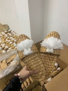 Offre 2025 vente en gros pantoufles confortables et écologiques pantoufles faites à la main en jacinthe d'eau du Vietnam pour l'hôtel et la maison - Product Image 2