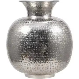 Vase en métal de style grand pot argenté pour la décoration élégante de la maison, parfait pour la décoration intérieure, les décors d'événements, fabriqués à la main en Inde - Product Image 1