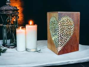 Crémation en bois artisanale belle urne pour cendres humaines grand demi-coeur Lippan Art Design urnes pour cendres humaines - Product Image 2