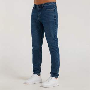 Jeans en denim de coupe régulière pour hommes, style jambe décontractée bleu foncé avec détails de marque et design confortable, service OEM - Product Image 2