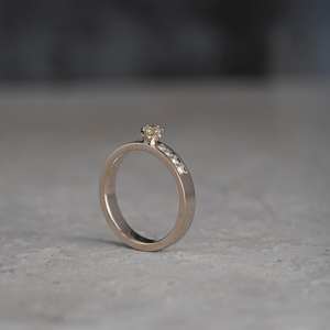 Bague de fiançailles Moissanite ronde de 4mm | Solitaire avec pierres latérales d'accent | OEM de bijoux fins de mariage de mariée en or ou en argent - Product Image 3