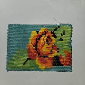 Porte-monnaie perlé : Design rose en verre tchèque - Product Image 4