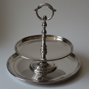 Soporte alto de metal para pasteles con acabado de cobre antiguo con base decorativa diseñada para celebraciones de pasteles y banquetes de lujo - Product Image 2