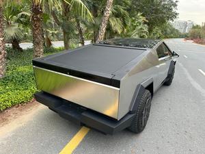 Cybertruck Foundation Series 2024 de Tesla, Camioneta Eléctrica con Faros LED R20, Volante a la Izquierda, Exterior Plateado, Techo Panorámico - Product Image 2