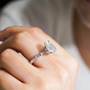 Anillo de compromiso de Halo oculto de diamante de corte pera para mujer - Product Image 1