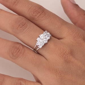 Dainty Lab Grown Natural Moissanite Rond Diamant Accent Band en Or Blanc pour Femmes Dainty Diamond Accent Band Options - Product Image 2