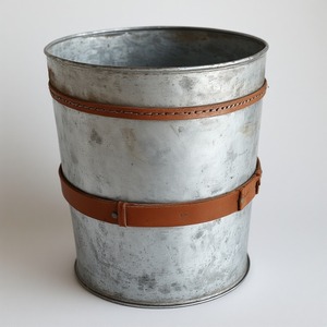 Elegante maceta de cuero galvanizado con textura martillada rústica hecha a mano artesanal diseñada para interiores decorativos de temporada - Product Image 1