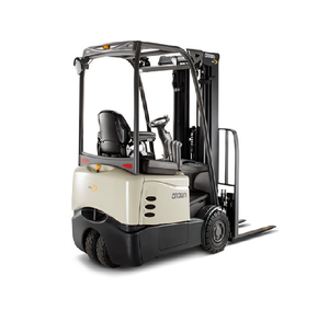 Achetez ce chariot élévateur électrique Crown SC 6000 Series 48V d'une capacité de 4000 lb, à 3 roues, avec commandes de guidon D4. - Product Image 1