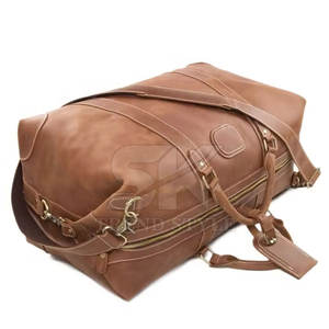 Sac de voyage en cuir moderne avec un look élégant et un rangement pratique Grand sac de voyage en cuir - Product Image 3