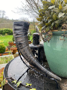 Corne à boire viking antique élégante et polie, style animalier, avec des nuances bicolores, sculptée à la main sur mesure à bas prix - Product Image 5