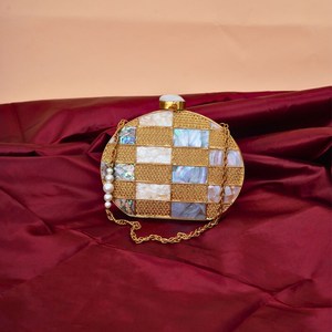 2025 bolso de mano de lujo de diseñador más vendido, embrague adornado de latón con monedero de patrón único de nácar - Product Image 1