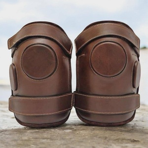 Protège-genoux en cuir fait main pour le polo |   Équipement de protection sportive à double sangle réglable Tough Tack TT-KG-1 50x50x40cm - Product Image 1