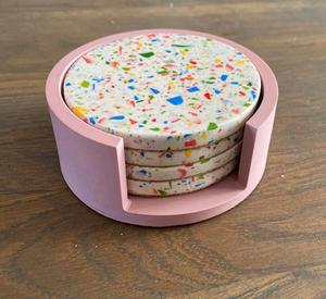 Ensemble de sous-verres en résine aspect terrazzo simple Dessous de verre en bois d'olivier personnalisé de qualité supérieure Dessous de verre ronds gravés en bois pour table - Product Image 3