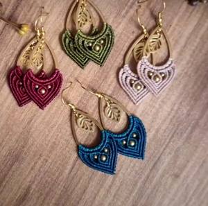 Juego de pendientes de macramé hechos a mano, aro, hermosa mezcla de hilo de color, pequeñas cuentas de latón, forma de hoja, Perla de regalo para encontrar - Product Image 1