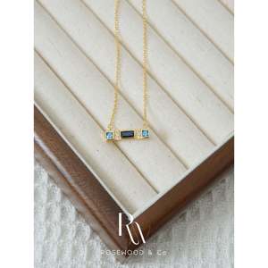 Collana con Ciondolo a Barra con Diamante Blu Taglio Baguette Placcata Oro 18K, Catena a Maglia Trendy, Regalo per Lei, Regalo per la Mamma - Product Image 4