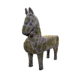 Caballo de madera hecho a mano para decoración del hogar con patrón de brocado Mong a mano técnicas talladas al por mayor de marca vietnamita - Product Image 1