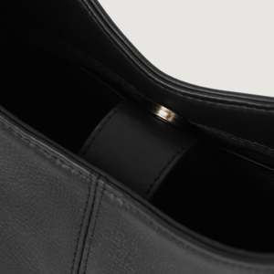 กระเป๋าโฮโบหนังแท้สเตฟาเน่สีดำ - Product Image 5