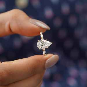 Bague de fiançailles en diamant de laboratoire 2.00CT poire en or jaune 14 carats avec coupe poire pour son anniversaire - Product Image 2