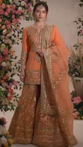 Salwar Kameez Gota Patti Moderno en Tonos Vibrantes para Mujer, Ropa Festiva con Artesanía Tradicional - Product Image 3