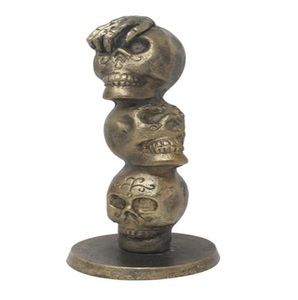 Statue de crâne empilée en métal bronze antique, décoration de table gothique écologique pour Halloween, sculpture de style Jour des morts. - Product Image 1