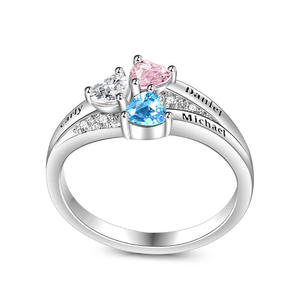 Anillo Jeulia con Nombre Personalizado y Tres Corazones con Piedras de Nacimiento, Chapado en Rodio, Plata de Ley - Product Image 3