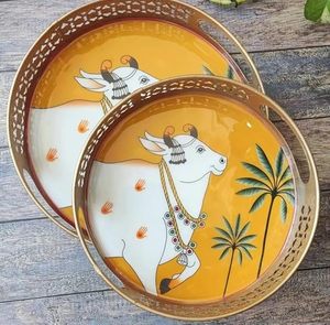 Bandeja Redonda de Hierro con Estampado Animal Hecha a Mano por IBS |   Bandeja de Servicio Decorativa Moderna de Alto Brillo |   Decoración para el Hogar de Varias Piezas, Regalo de Boda - Product Image 3