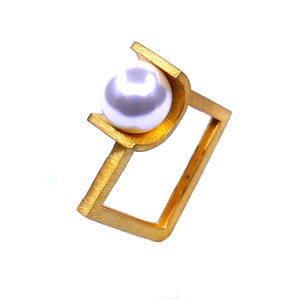 Tradicional Plata de Ley 925 chapada en oro boda mujeres usan moda única perla de agua dulce anillo de piedra grande - Product Image 1