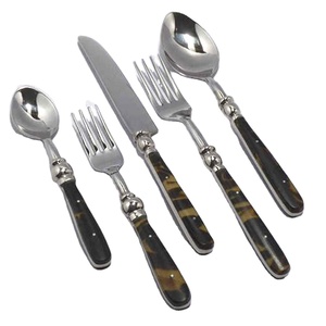 Juego de Cubiertos Decorativos de Metal de Lujo, Reutilizables, con Mango de Resina Verde y Negra, de Acero Inoxidable, Juego de Cinco Piezas - Product Image 1
