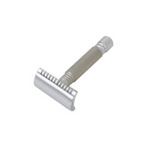 Rasoir de sécurité à prise facile de couleur argentée d'approvisionnement en vrac disponible à un prix raisonnable - Product Image 1