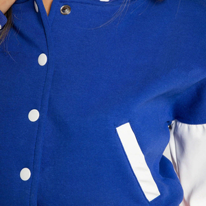 แจ็คเก็ตผ้าแคนวาสแบบสะพายไหล่ของผู้หญิงเสื้อครอปสำหรับฤดูหนาว/ฤดูใบไม้ผลิโลโก้ผ้าใบทอคุณภาพสูงงานตามสั่ง - Product Image 3