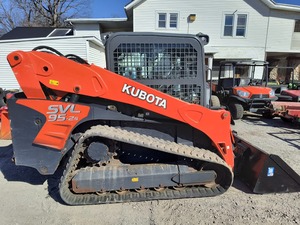 Chargeuse compacte Kubota SVL95-2 d'occasion, année 2022, capacité de charge nominale de 1 tonne, faible nombre d'heures de travail, composants du moteur principaux certifiés, machinerie allemande - Product Image 4