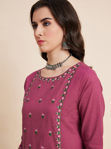 Meilleure Qualité Dernière Conception Broderie Col V Trois Quarts Manches Kurti Avec Pantalon Ensembles Élégant Indien Festif Kurti Ensembles En Vrac - Product Image 4