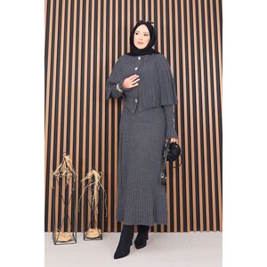 Ensemble deux pièces décontracté gris avec cape boutonnée et robe en maille, style hijab, avec caractéristiques formelles musulmanes - Product Image 1