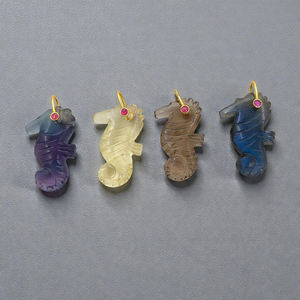 Pendentifs sculptés en labradorite naturelle en forme d'hippocampe |   Charmes d'animaux en pierres précieuses faits à la main en gros - Product Image 3