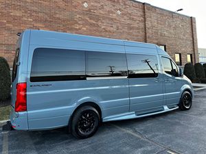 Mercedes-Benz Sprinter 2500 Turbodiesel V6 2022, puissance et luxe, conversion berline 5 places, batterie lithium unique, transmission intégrale, éclairage - Product Image 5