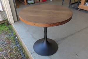 โต๊ะทรงกลมแบบมีฐาน ปี 2025 ผลิตด้วยมือ ทำจากไม้วอลนัทแท้ หน้าโต๊ะเรียบเนียน ฐานโลหะ โต๊ะกาแฟ โต๊ะข้าง ดีไซน์ทันสมัย - Product Image 3