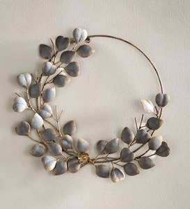 Guirlande de fleurs suspendue en métal fini or peint à la main pour la fête de Noël et la décoration festive - Product Image 6