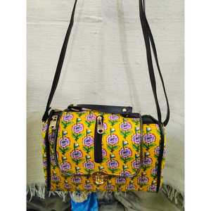 กระเป๋าสะพายข้างผ้าฝ้ายสไตล์โบฮีเมียนแบบวินเทจจากเมืองชัยปุระ พร้อมหูหิ้วเดี่ยว ปิดด้วยซิป ปักลายดอกไม้ พกพาสะดวก สไตล์พื้นเมือง - Product Image 1