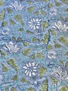 ผ้าฝ้ายพิมพ์ลายดอกไม้สีน้ำเงินและสีเขียวพร้อมลวดลายพฤกษศาสตร์แบบดั้งเดิม - Product Image 5